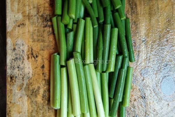 蒜苔炒腊肠的做法图解1
