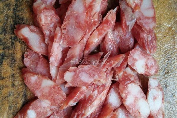 蒜苔炒腊肠的做法图解2