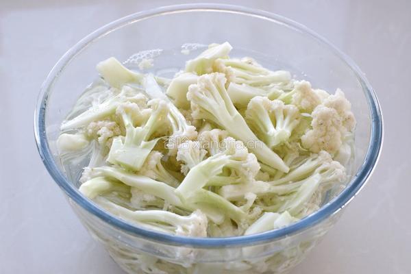 花菜炒木耳的做法图解1