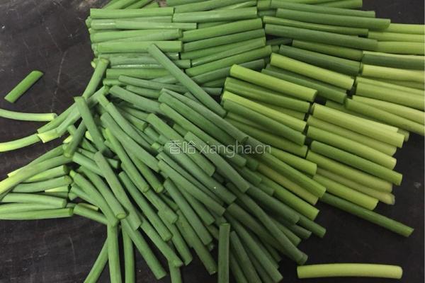 蒜苔土豆条的做法图解1