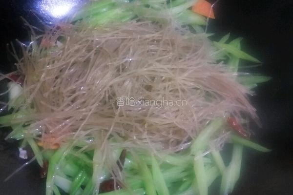 芹菜炒粉条的做法图解5