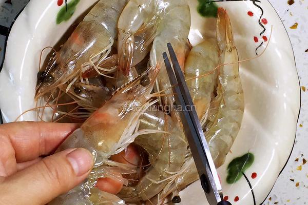 蒜蓉粉丝蒸虾的做法图解2