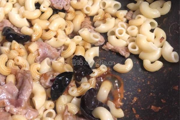 瘦肉炒通心粉的做法图解5