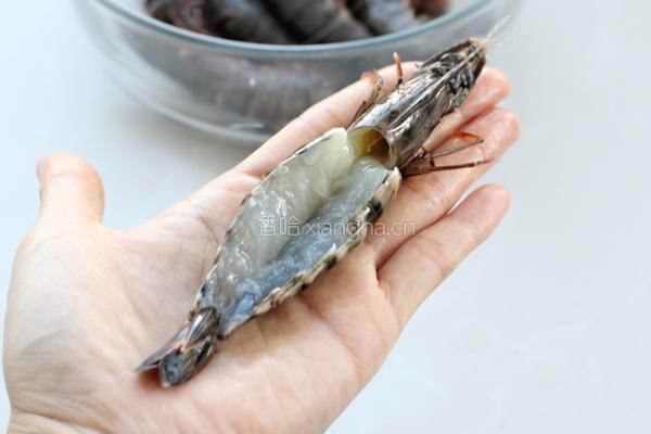 蒜蓉粉丝蒸大虾的做法图解2