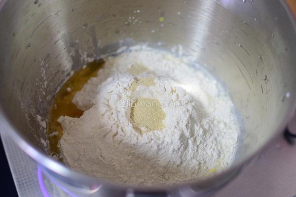 豆沙小餐包的做法图解1