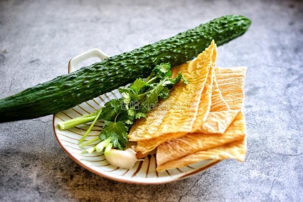 凉拌黄瓜豆腐皮的做法图解1