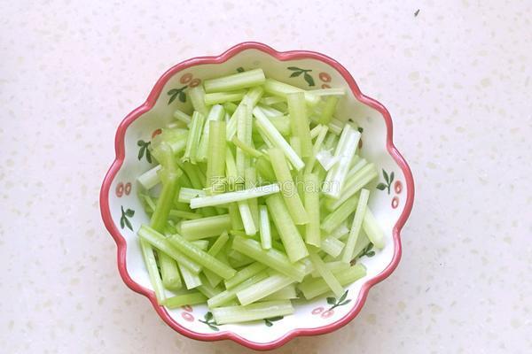 香干炒芹菜的做法图解1