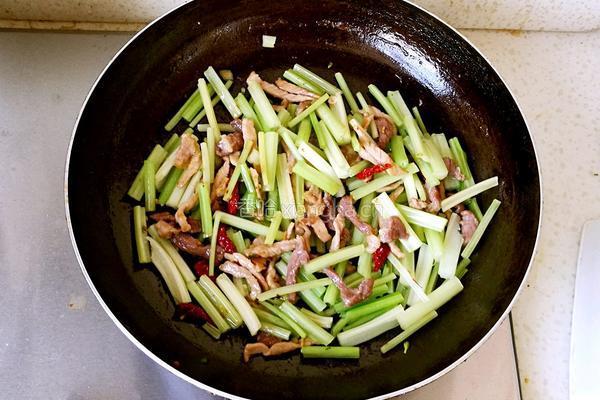 肉丝炒芹菜的做法图解7