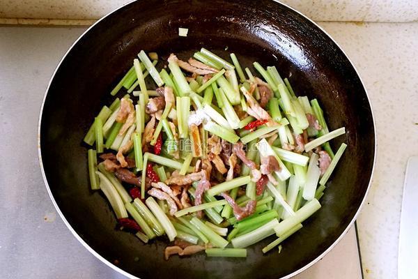 肉丝炒芹菜的做法图解8