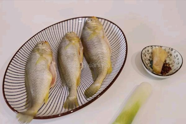 酱烧黄花鱼的做法图解1