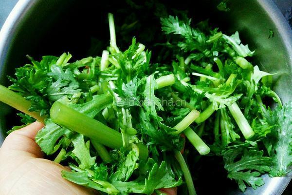 清炒蒜蓉茼蒿的做法图解1