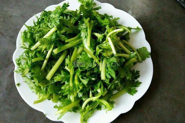 蒜拌茼蒿的做法图解1