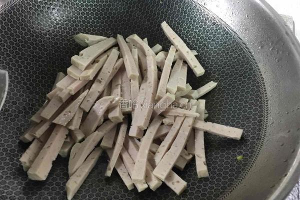 蒜香炒肉条的做法图解2