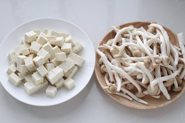 金沙虾仁炖豆腐的做法图解1