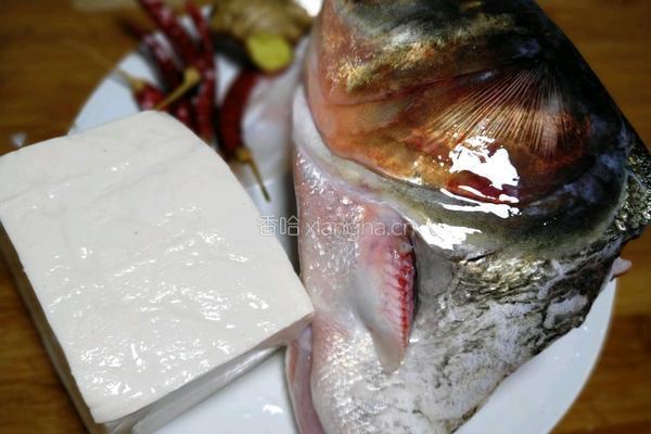 红烧鱼头焖豆腐的做法图解1
