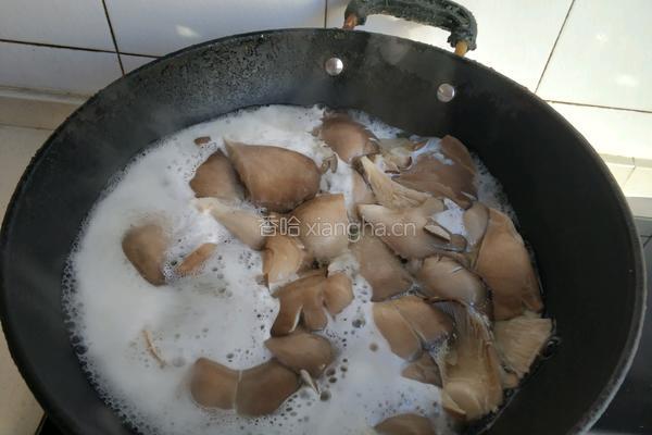 鲜蘑炒鸡蛋的做法图解4