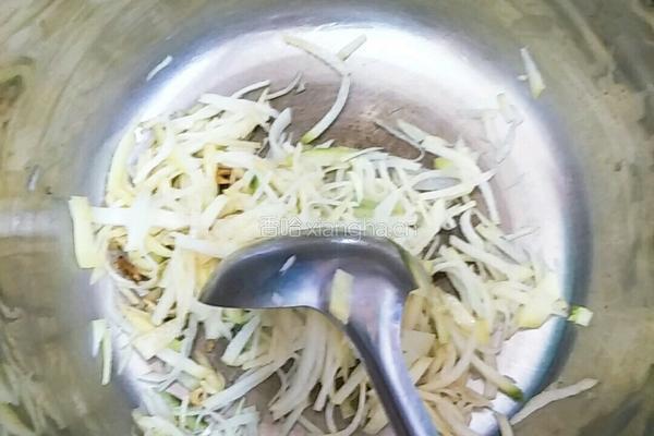 萝卜炝锅面条的做法图解3