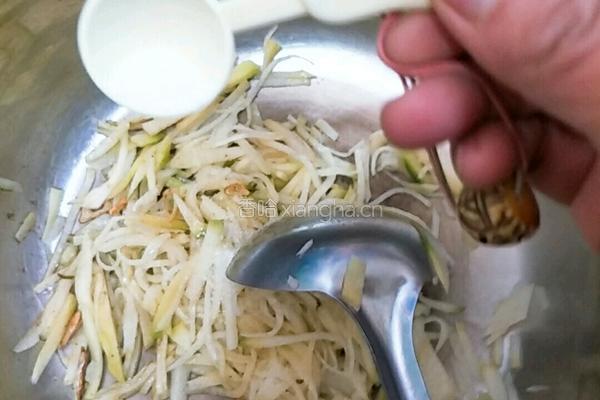萝卜炝锅面条的做法图解4
