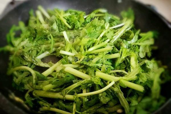 茼蒿炒鸡蛋的做法图解4