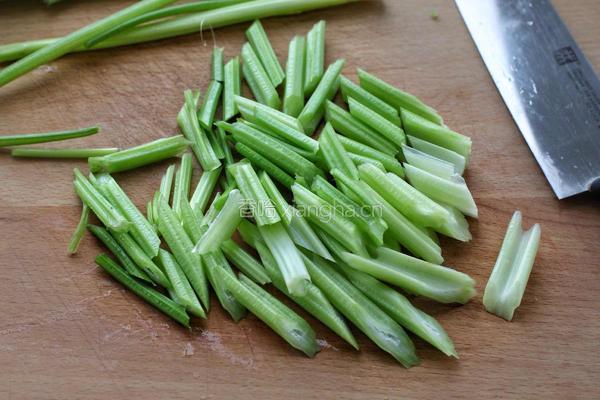 腰果炝芹菜的做法图解2