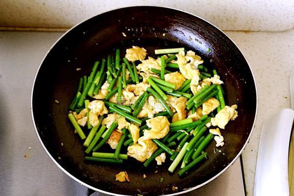 鸡蛋炒蒜苔的做法图解8