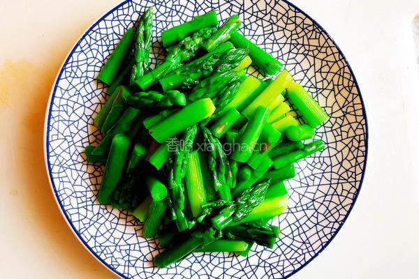 芦笋炒鸡蛋的做法图解2
