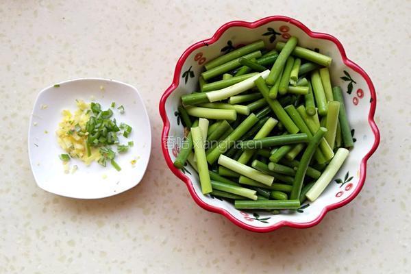 蒜苔炒肉的做法图解1