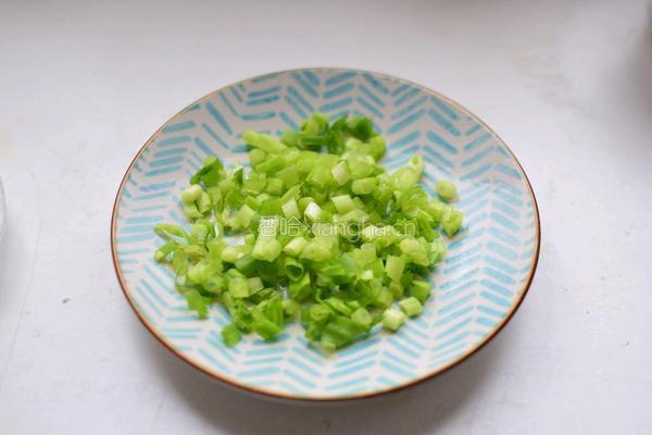 葱油饼的做法图解2