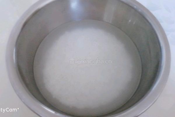 鸭蛋黄糯米肉丸子的做法图解1