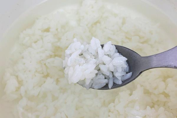 蟹味菇虾粥的做法图解2