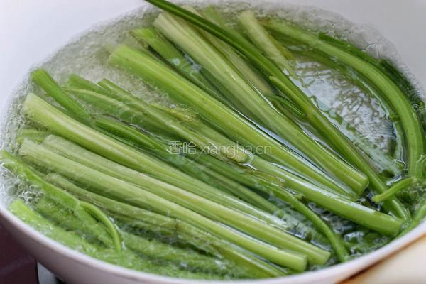 猪肉芹菜煎饺的做法图解4