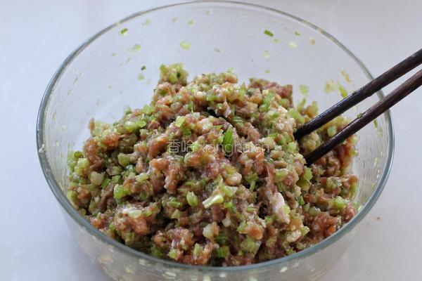猪肉芹菜煎饺的做法图解5