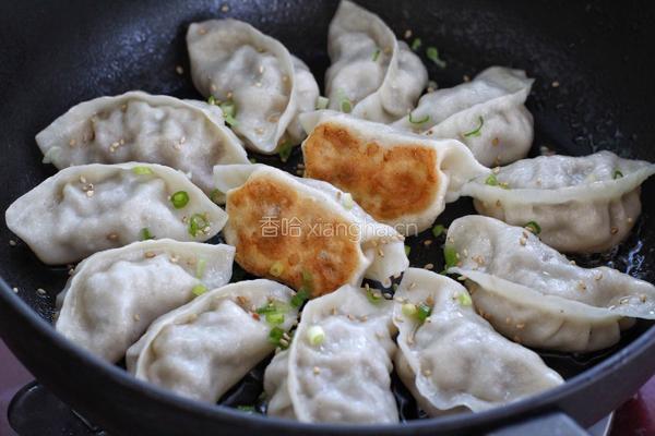 猪肉芹菜煎饺的做法图解12