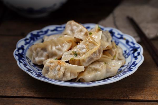 猪肉芹菜煎饺的做法图解13