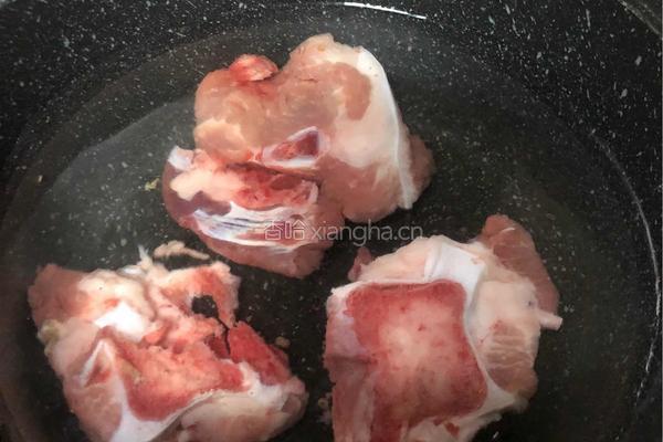 粤式－番茄土豆排骨汤的做法图解1