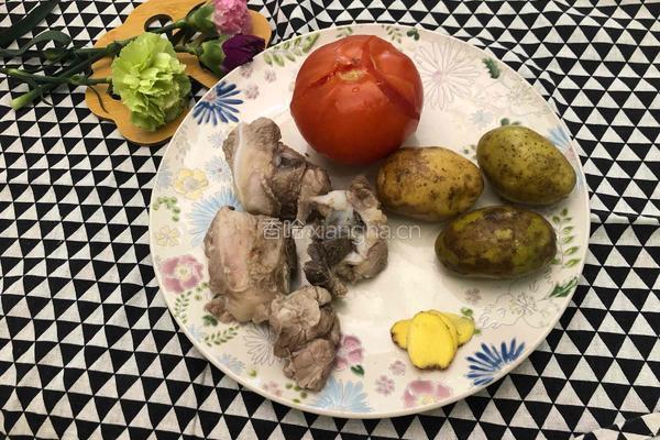 粤式－番茄土豆排骨汤的做法图解2