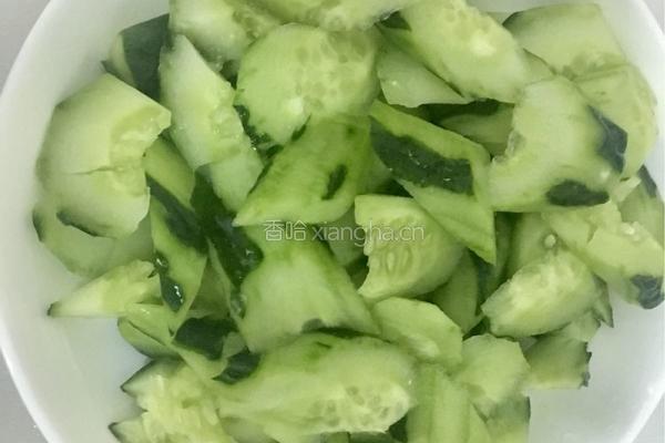 酸辣凉拌黄瓜的做法图解2