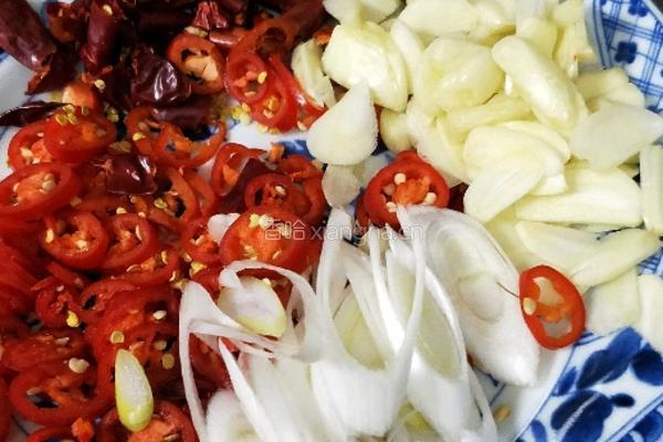芹菜木耳炒肉丝的做法图解1