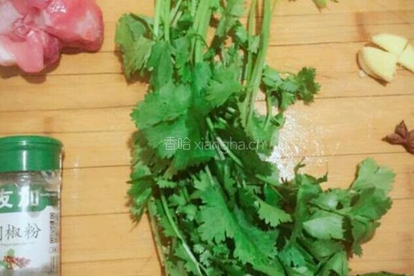 香菜炒肉丝的做法图解1