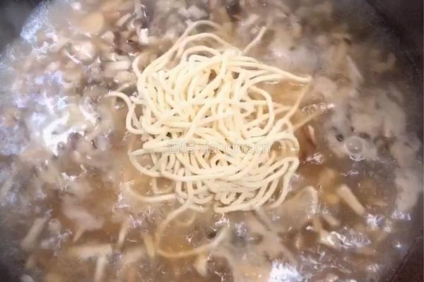 菌汤蔬菜面的做法图解5