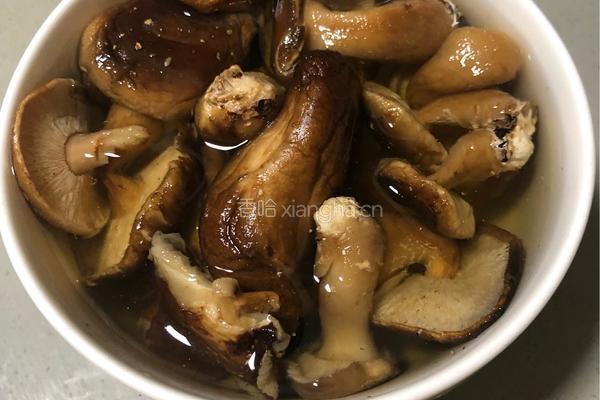 粤式－荷兰豆香菇炒腊肉的做法图解1