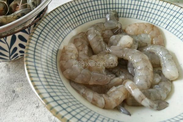 香酥面包屑炒虾仁的做法图解1