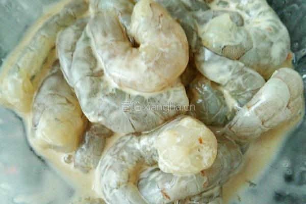 香酥面包屑炒虾仁的做法图解2