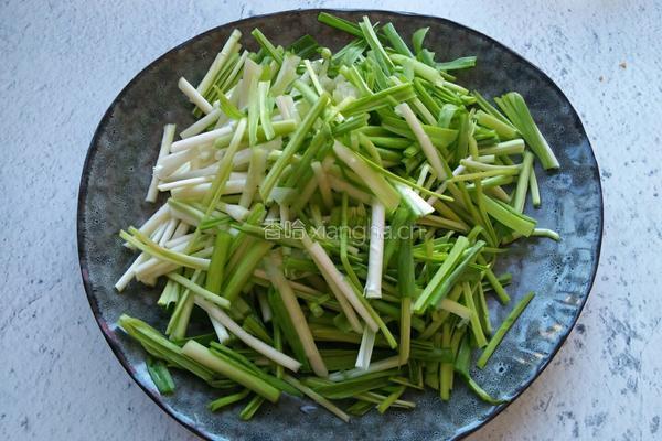 蒜苗炒鸡蛋的做法图解2