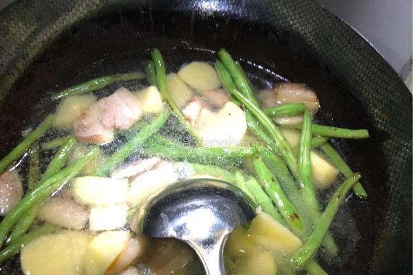 土豆炖豆角的做法图解9