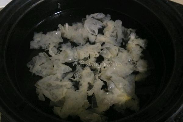 红枣枸杞银耳羹的做法图解4