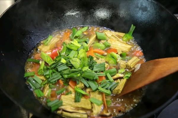 香菇胡萝卜烧腐竹的做法图解9