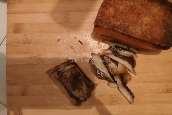 贵州腊肉炒青椒的做法图解1