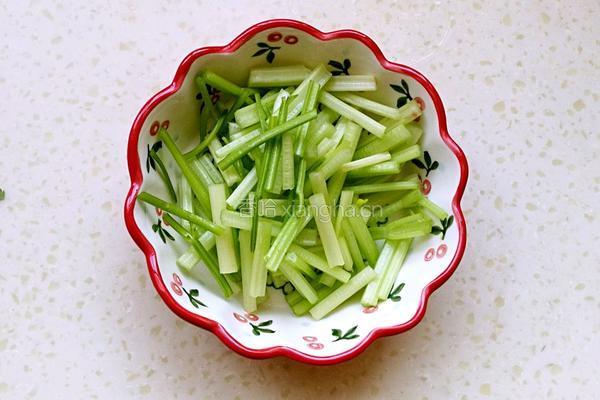 芹香腐竹的做法图解2
