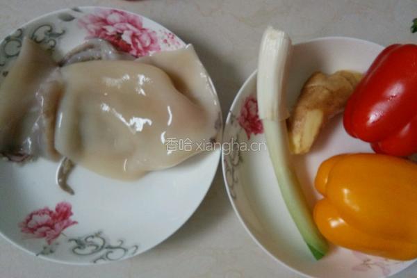 菜椒炒鱿鱼的做法图解1